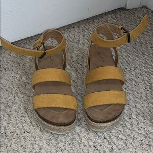 Yellow Universal Thread Flatform Sandal size 6.5